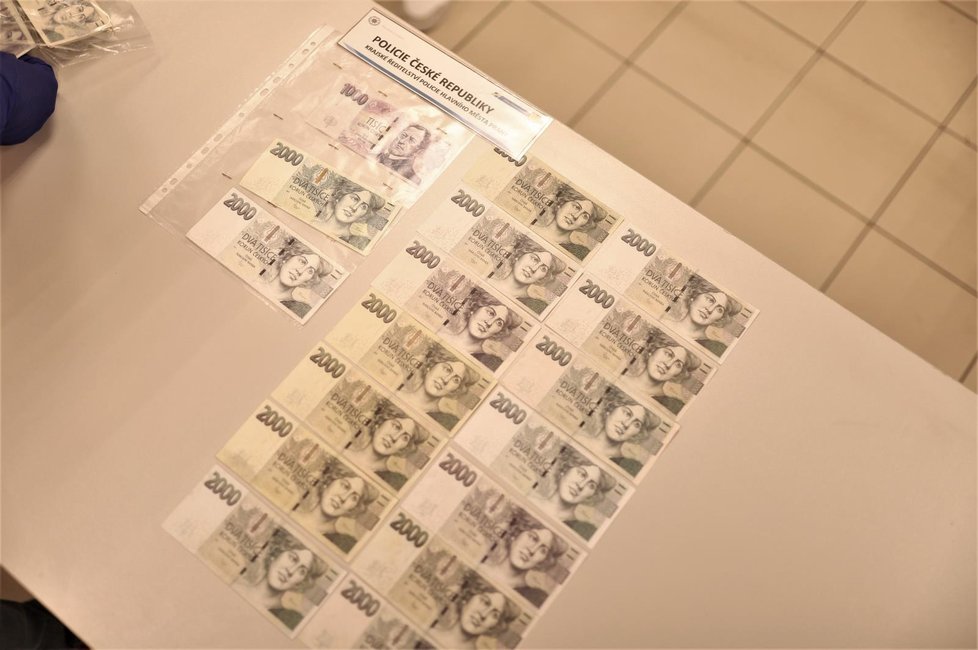 Cestující v MHD zaplatil pokutu falešnou bankovkou. Policie zjistila, že peníze jsou už v oběhu. Cizinci hrozí až 8 let v base