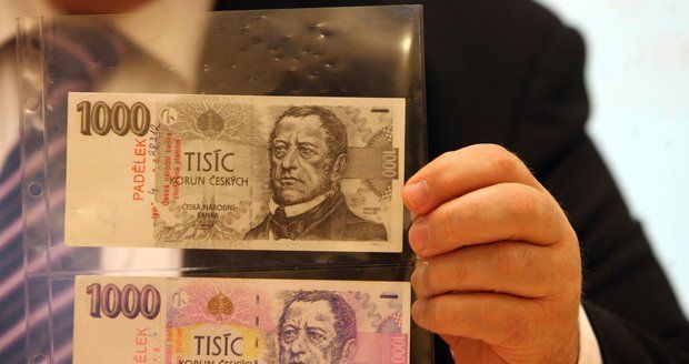 V roce 2015 bylo v ČR zadrženo meziročně méně padělaných peněz. Z českých bankovek vedou pětistovka a tisícovka.