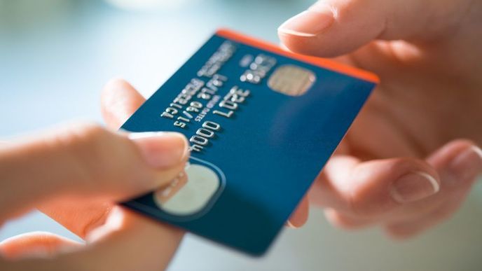 Klesající ochota některých podnikatelů přijímat platební karty souvisí s poplatky za platební terminály a EET pokladny.