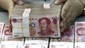 Bankovní úředník rovná peníze v čínské bance
