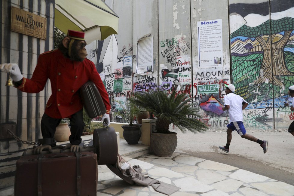 Hotel v Betlémě zdobí Banksyho díla.