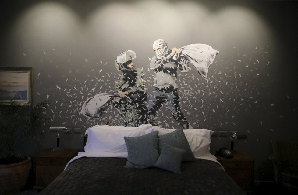 Hotel v Betlémě zdobí Banksyho díla.