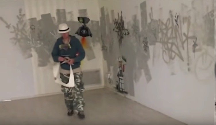 Údajného Banksyho žena natočila v izraelském obchodním centru, kde se brzy otevře výstava jeho děl.