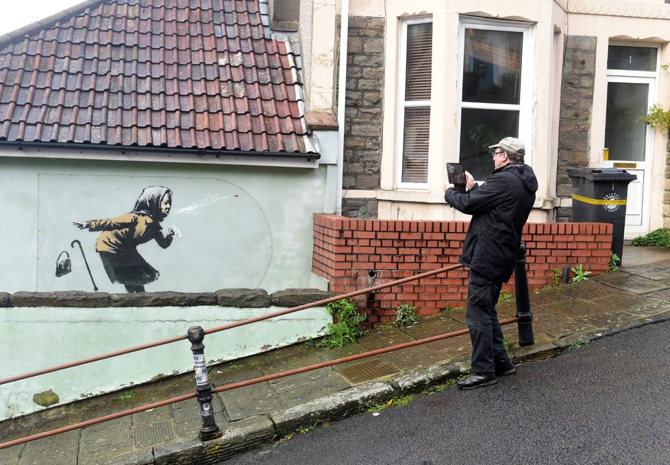 Slavný grafiťák Banksy udělal na dům „Hepčík!“ Udělal z jeho majitelky multimilionářku?