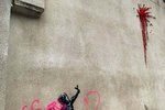 Banksyho nové dílo v Bristolu poničili vandalové
