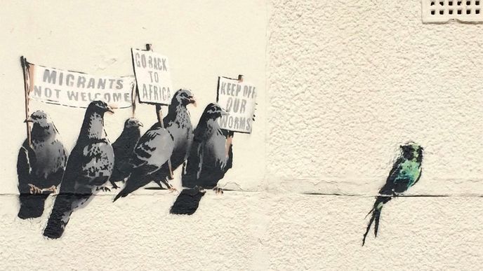 Rasistická kresba Banksyho, nejslavnějšího pouličního umělce, byla zamalována