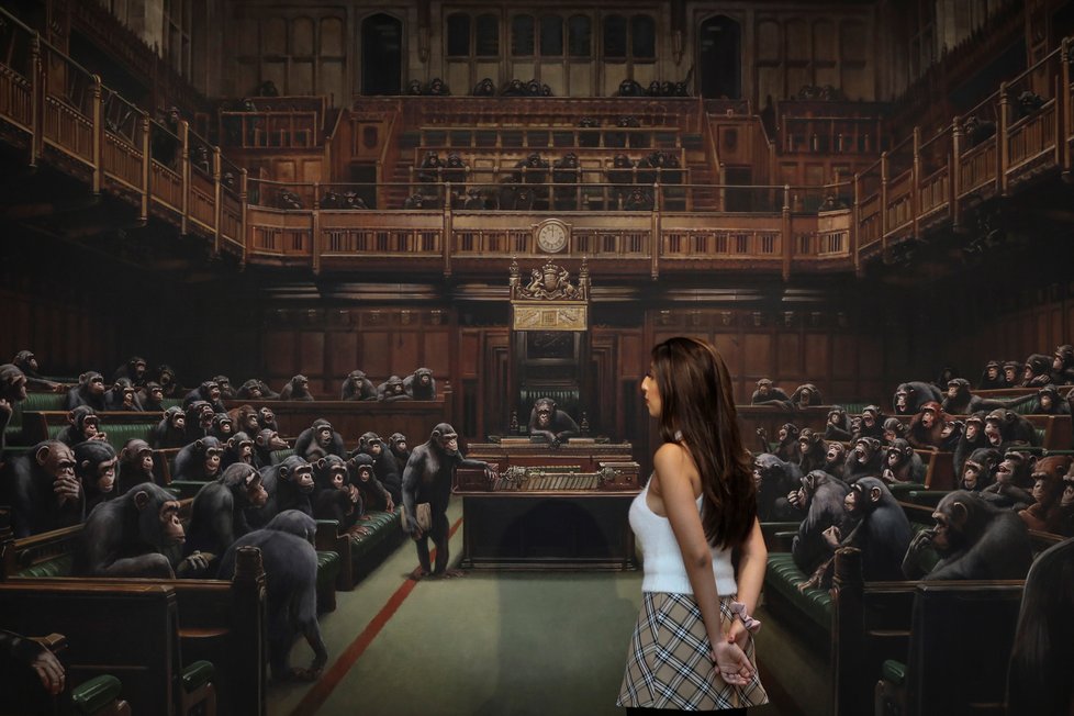 Banksyho olejomalba opic v britské sněmovně se prodala za v přepočtu 287 milionů Kč