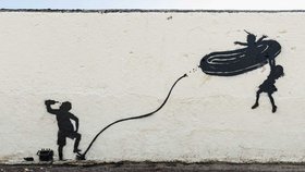 Kontroverzní dílo Banksyho, které bylo přemalováno. Znázorňuje incident, při němž zemřela dívka.