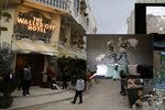 "The Walled Off Hotel" (hotel obehnaný zdmi) v Betlémě stojí přímo vedle vysoké zdi oddělující Izrael od Západního břehu Jordánu. Dekoroval ho světoznámý sprejer Banksy.