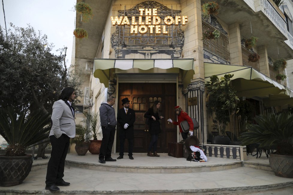 &#34;The Walled Off Hotel&#34; (hotel obehnaný zdmi) v Betlémě stojí přímo vedle vysoké zdi oddělující Izrael od Západního břehu Jordánu. Dekoroval ho světoznámý sprejer Banksy.