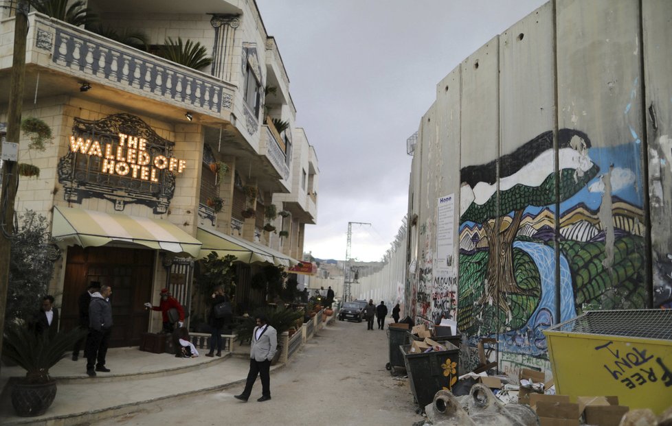 &#34;The Walled Off Hotel&#34; (hotel obehnaný zdmi) v Betlémě stojí přímo vedle vysoké zdi oddělující Izrael od Západního břehu Jordánu. Dekoroval ho světoznámý sprejer Banksy.