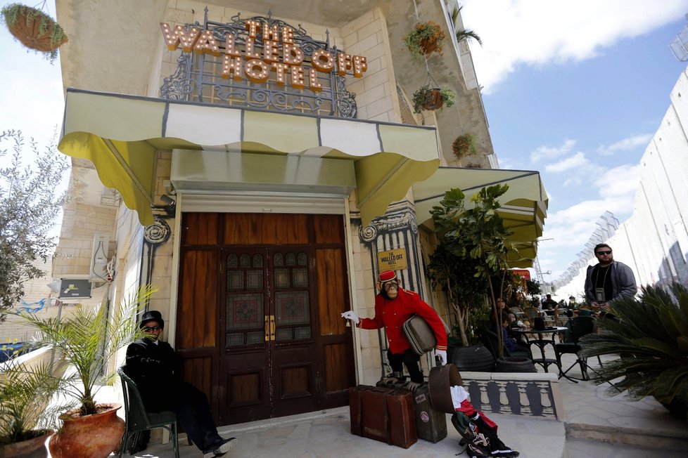 &#34;The Walled Off Hotel&#34; (hotel obehnaný zdmi) v Betlémě stojí přímo vedle vysoké zdi oddělující Izrael od Západního břehu Jordánu. Dekoroval ho světoznámý sprejer Banksy.