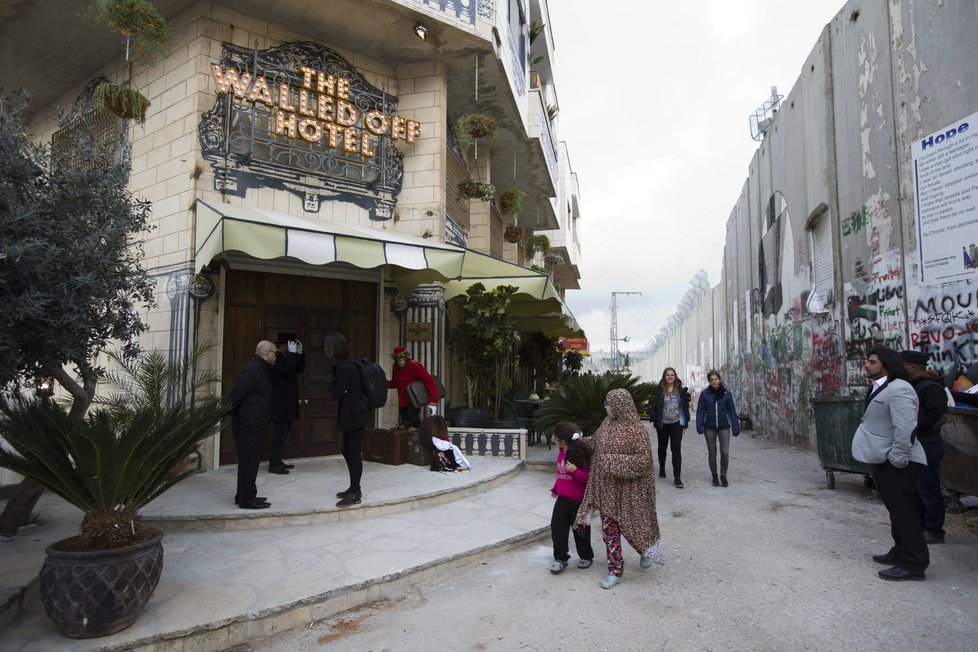 &#34;The Walled Off Hotel&#34; (hotel obehnaný zdmi) v Betlémě stojí přímo vedle vysoké zdi oddělující Izrael od Západního břehu Jordánu. Dekoroval ho světoznámý sprejer Banksy.