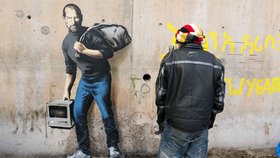 Spoluzakladatel firmy Apple a syn syrského migranta Steve Jobs na graffiti autora Banksyho ve francouzském Calais