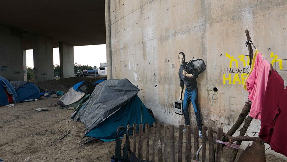 Spoluzakladatel firmy Apple a syn syrského migranta Steve Jobs na graffiti autora Banksyho ve francouzském Calais.