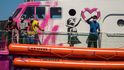 Banksyho loď ve Středomoří volala o pomoc po záchraně migrantů. (29. 8. 2020)