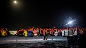Banksyho loď ve Středomoří volala o pomoc po záchraně migrantů (29. 8. 2020).