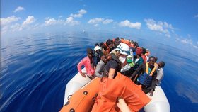 Banksyho loď ve Středomoří volala o pomoc po záchraně migrantů (29. 8. 2020).