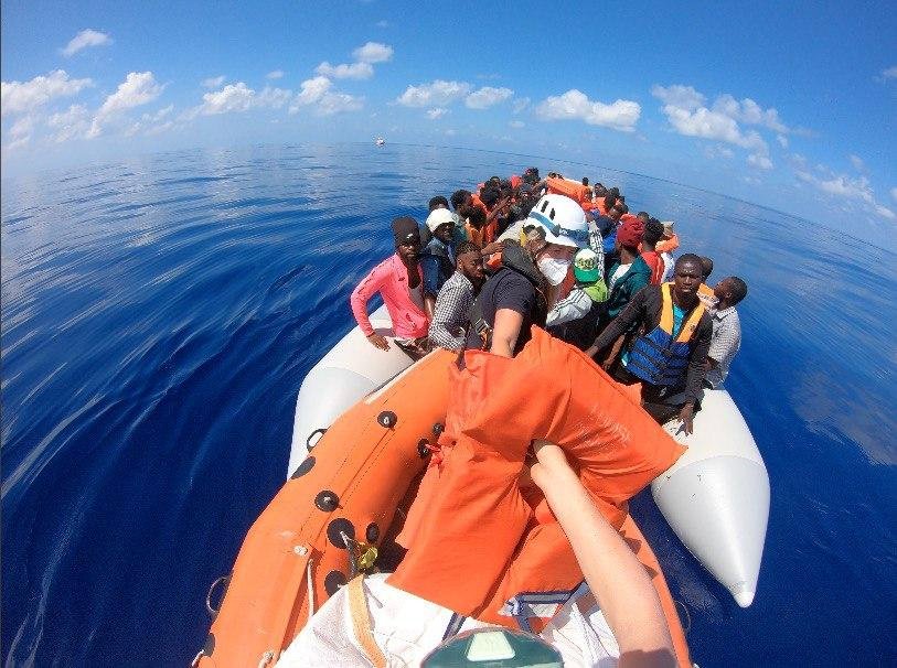 Banksyho loď ve Středomoří volala o pomoc po záchraně migrantů. (29. 8. 2020)