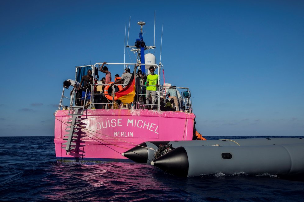 Banksyho loď ve Středomoří volala o pomoc po záchraně migrantů. (29. 8. 2020)