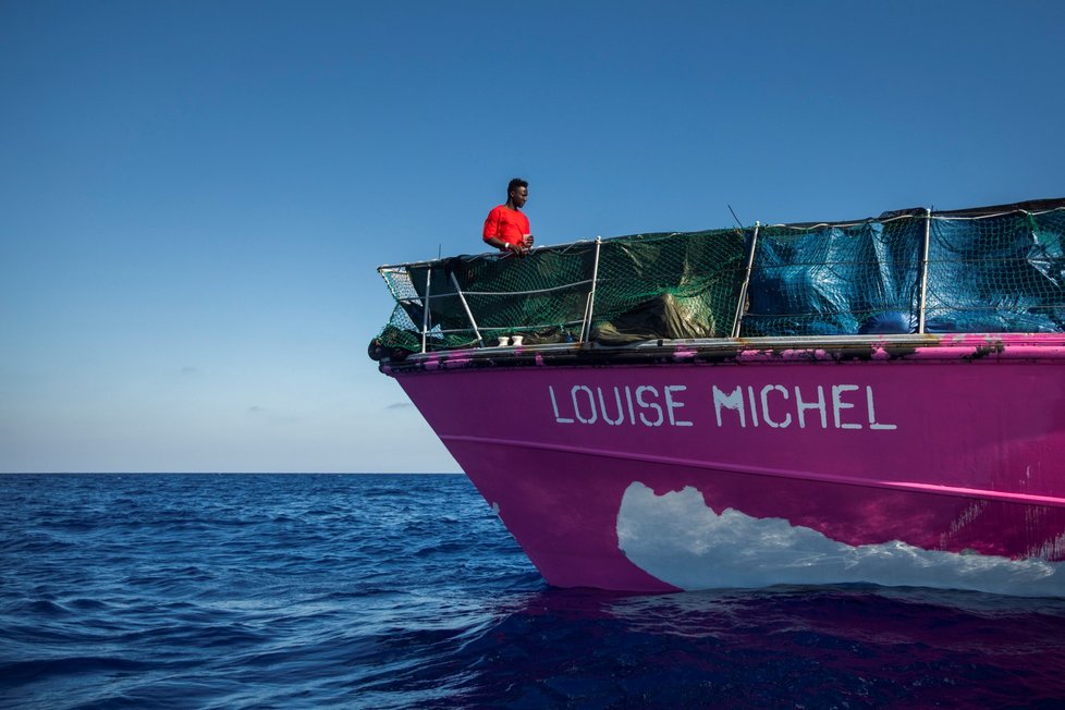 Banksyho loď ve Středomoří volala o pomoc po záchraně migrantů. (29. 8. 2020)