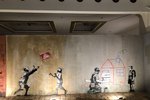 V odsvěceném kostele sv. Michala nedaleko Staroměstského náměstí je k vidění výstava World of Banksy