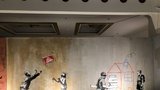 „Banksy“ se po roce vrátil do Prahy: Jeho díla splynula s kostelem u Staroměstského náměstí