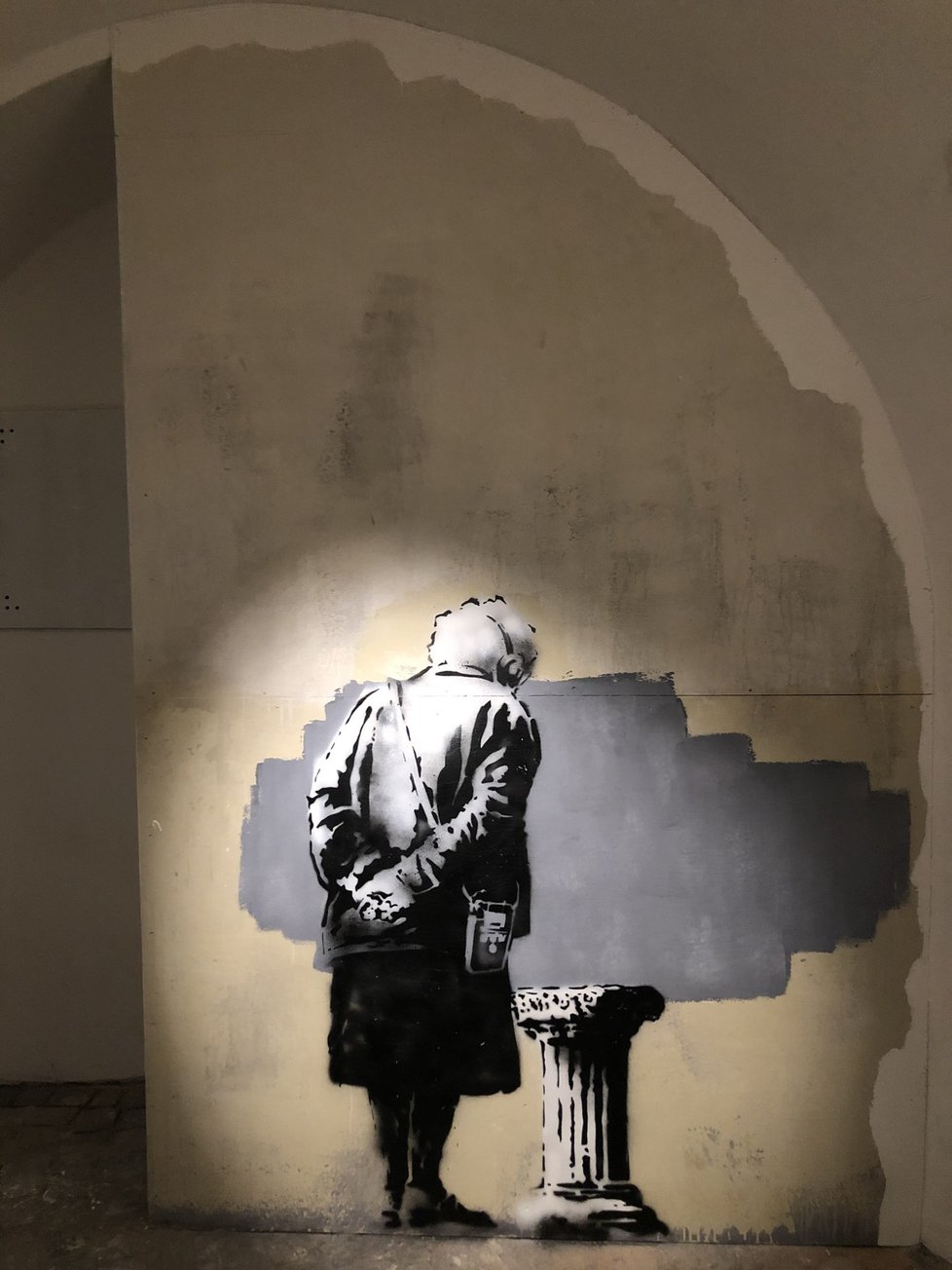 V odsvěceném kostele sv. Michala nedaleko Staroměstského náměstí je k vidění výstava World of Banksy