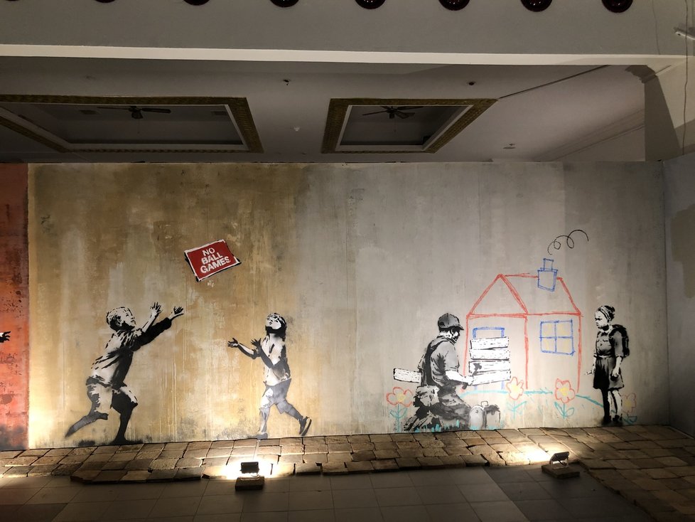 V odsvěceném kostele sv. Michala nedaleko Staroměstského náměstí je k vidění výstava World of Banksy