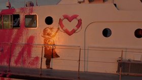 Britský streetartový umělec Banksy finančně podpořil plavidlo na pomoc migrantům ve Středozemním moři.