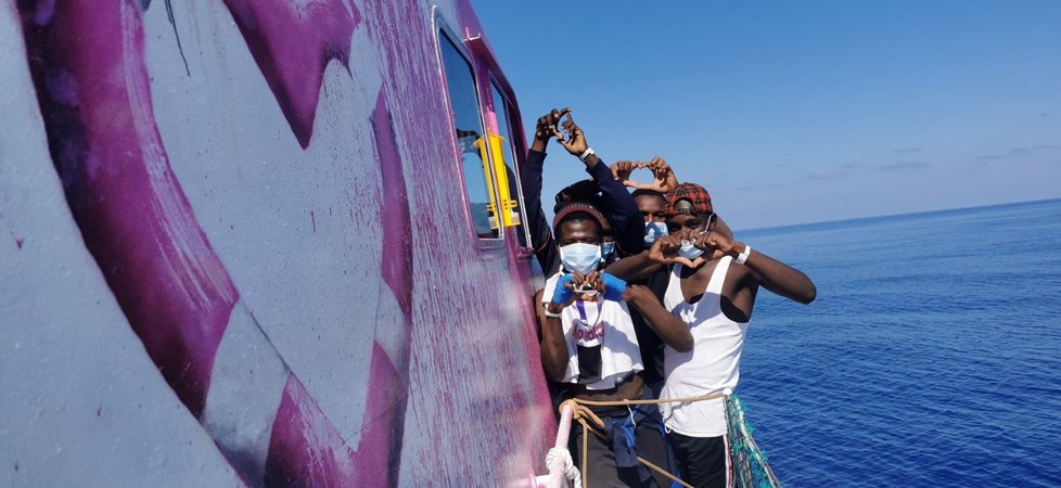 Britský streetartový umělec Banksy finančně podpořil plavidlo na pomoc migrantům ve Středozemním moři.