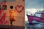 Umělec Banksy podpořil loď na pomoc migrantům
