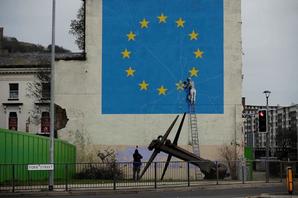 Banksyho ztvárnění brexitu můžeme najít v britském Doveru. Znázorňuje údržbáře, který z vlajky EU odstraňuje „britskou“ hvězdu.