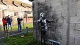 Zeď jim pomaloval nejznámější streetartový umělec světa. Útokem je vzali zvědavci i vandalové