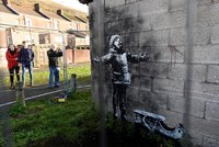 Zeď jim pomaloval nejznámější streetartový umělec světa. Útokem je vzali zvědavci i vandalové