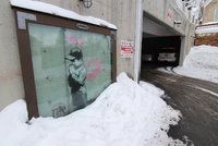 Tajuplný umělec Banksy vyzdobil městečko, milionová díla lidé přemalovali