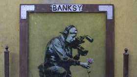 Tento Banksyho výtvor se uchránil, dnes ho překrývá popraskané sklo.