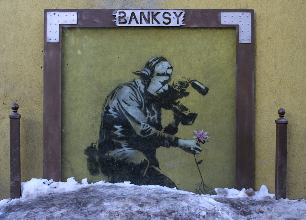 Tento Banksyho výtvor se uchránil, dnes ho překrývá popraskané sklo.