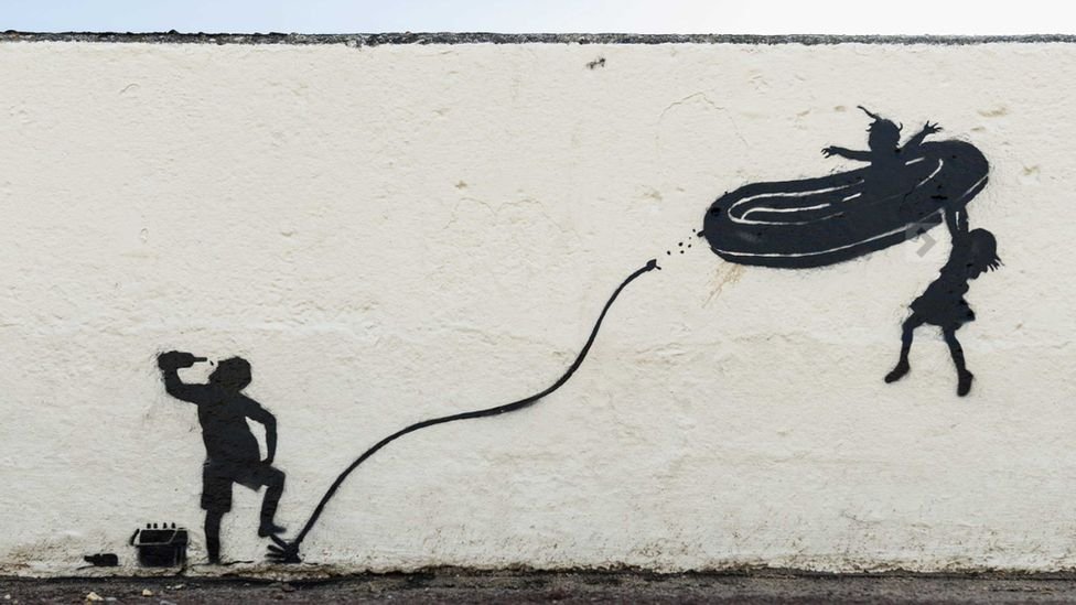 Kontroverzní Banksyho dílo znázorňující mrtvou dívku bylo přemalováno.