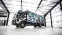 Volvo FL6 HGV s graffiti od Banksyho