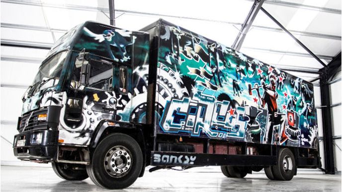 Volvo FL6 HGV s graffiti od Banksyho