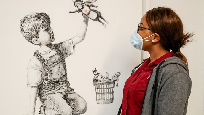 Banksyho dílo Game Changer se vydražilo za téměř půl miliardy korun. Výtěžek půjde zdravotníkům. 
