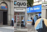 Muslimka zahalená od hlavy k patě „proklepla“ české banky. Kde jí daly účet?