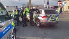 Spolupráce rakouské a české policie vyšla na jedničku. Dvojici pachatelů podezřelých z vybrání bankomatu zadrželi u Velké Bíteše.
