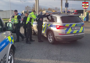 Spolupráce rakouské a české policie vyšla na jedničku. Dvojici pachatelů podezřelých z vybrání bankomatu zadrželi u Velké Bíteše.