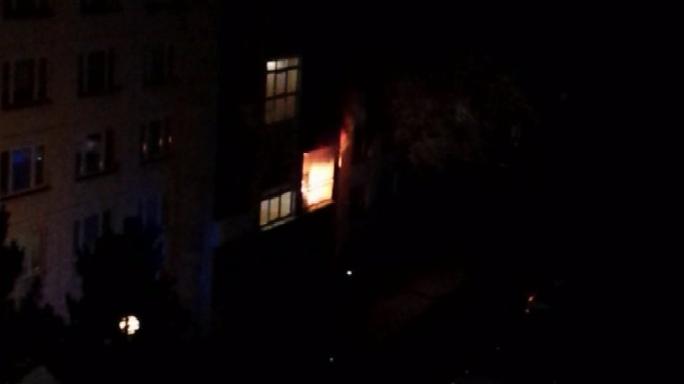 Z bytu v Banské Bystrici šlehaly několikametrové plameny.