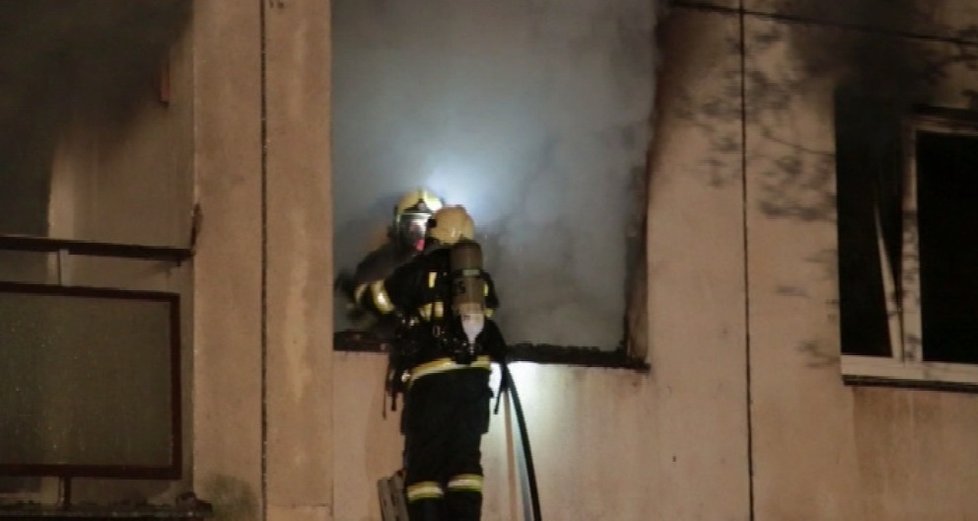Z bytu v Banské Bystrici šlehaly několikametrové plameny.