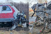 Děsivá srážka vlaku s autobusem: Zachraňovali jsme život řidiči! popsal otřesený cestující