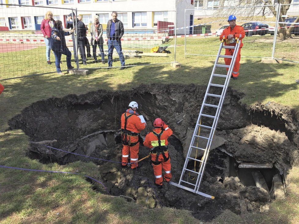 Na Černém Mostě se propadla půda, o protiatomový kryt ale nešlo.