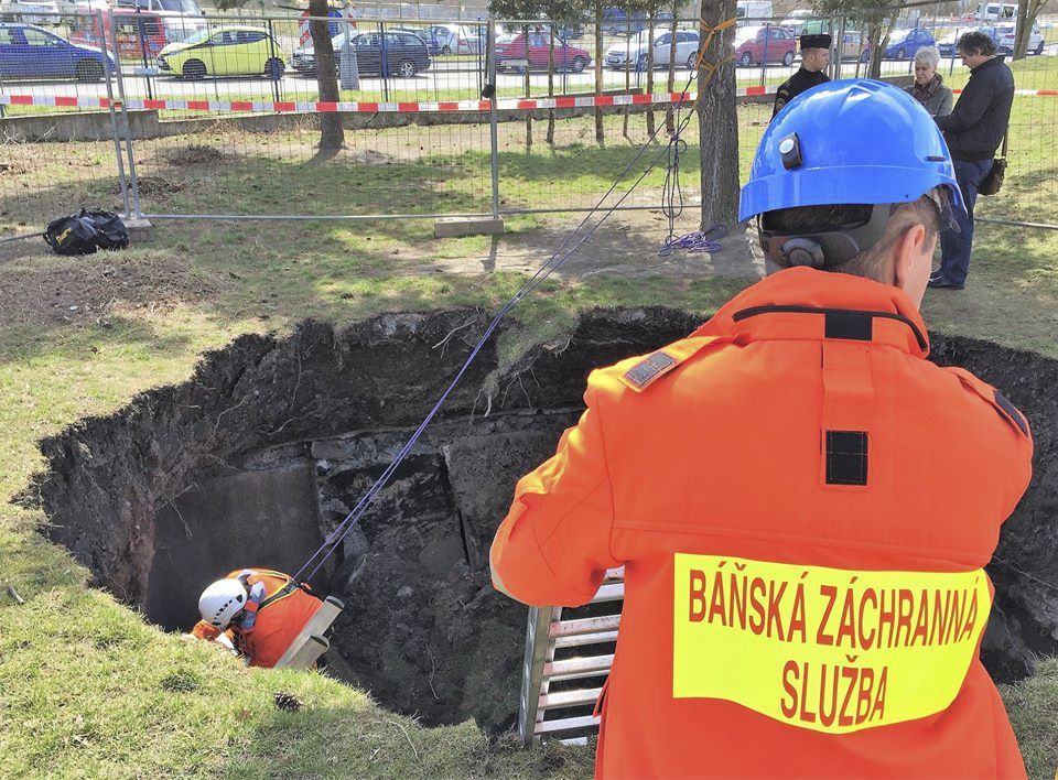 Na Černém Mostě se propadla půda, o protiatomový kryt ale nešlo.